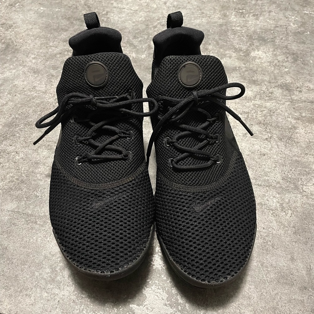 Woman’s Nike tennis shoes